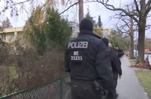 Специални полицейски сили нахлуха рано тази сутрин в жилищата на